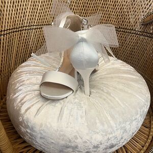 Elegant White Heels with Bow Detail